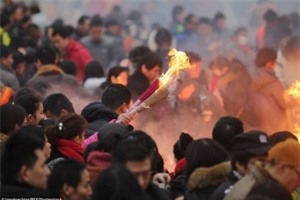 trung quoc: do ruc troi ngay cung than tai hinh anh 2