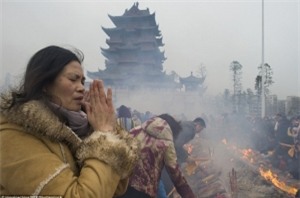 trung quoc: do ruc troi ngay cung than tai hinh anh 3