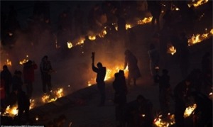 trung quoc: do ruc troi ngay cung than tai hinh anh 6