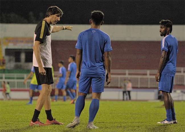 Hình ảnh đối lập trước giờ G của U23 Việt Nam và U23 Malaysia - Ảnh 2.