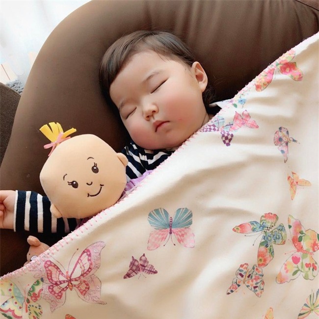 Không chỉ ăn giỏi, bé 2 tuổi người Nhật còn có thể ngủ trên mọi địa hình khiến các mẹ mê mẩn - Ảnh 18.