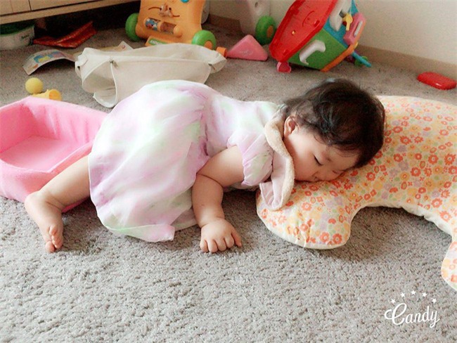 Không chỉ ăn giỏi, bé 2 tuổi người Nhật còn có thể ngủ trên mọi địa hình khiến các mẹ mê mẩn - Ảnh 2.