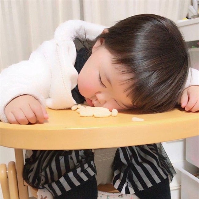 Không chỉ ăn giỏi, bé 2 tuổi người Nhật còn có thể ngủ trên mọi địa hình khiến các mẹ mê mẩn - Ảnh 4.