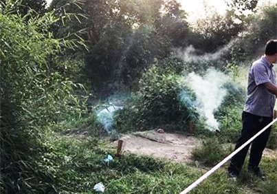 Phat hien thi the nu gioi trong bao tai ben duong hinh anh 1