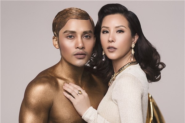 Được biết, từ khi lên ý tưởng cho đến khi bộ hình ra đời, cả hai đã phải dành một khoảng thời gian dài để tập gym với cường độ cao nhằm có được hình thể