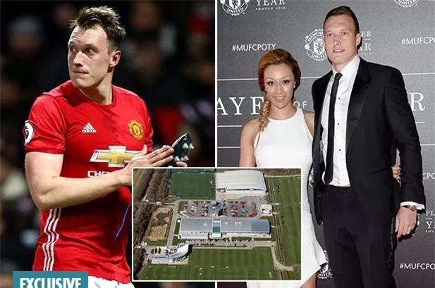 Sao Man Utd bị trộm đồ trang sức mua tặng vợ sắp cưới - Ảnh 1.