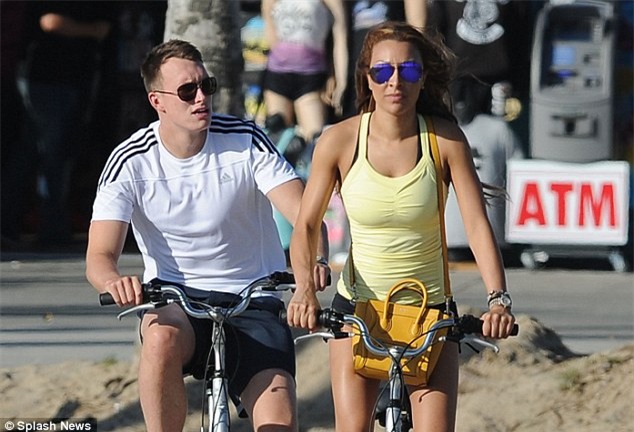 Sao Man Utd bị trộm đồ trang sức mua tặng vợ sắp cưới - Ảnh 2.