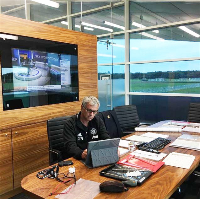 Sao Man Utd bị trộm đồ trang sức mua tặng vợ sắp cưới - Ảnh 3.