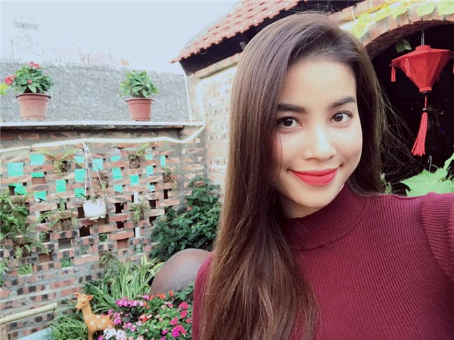 pham huong tuoi roi ben bo me va em trai khi di choi dau xuan - 2