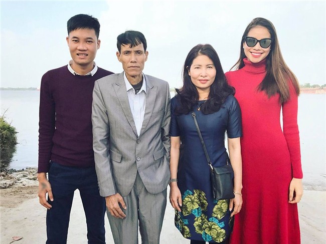 pham huong tuoi roi ben bo me va em trai khi di choi dau xuan - 3