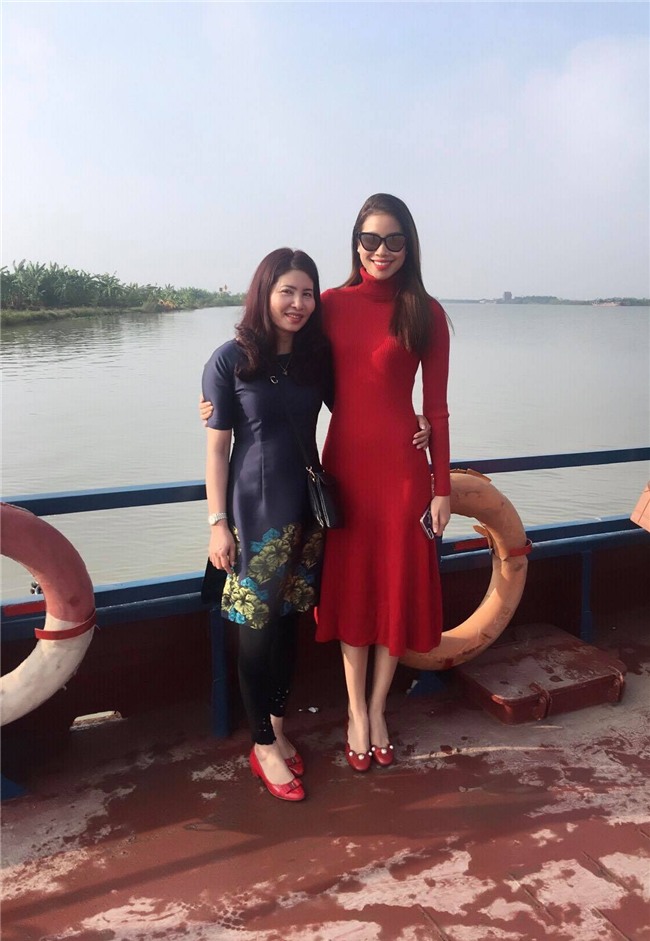 pham huong tuoi roi ben bo me va em trai khi di choi dau xuan - 4