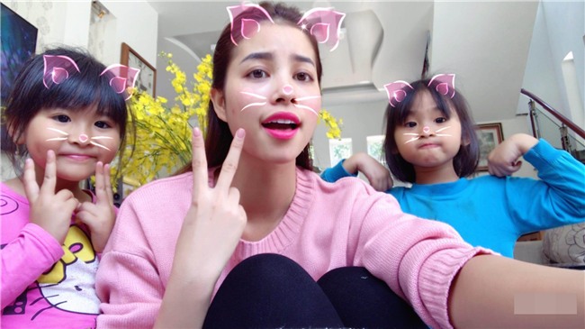 pham huong tuoi roi ben bo me va em trai khi di choi dau xuan - 5