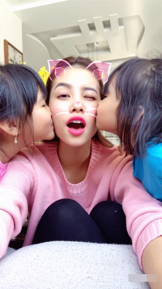 pham huong tuoi roi ben bo me va em trai khi di choi dau xuan - 6