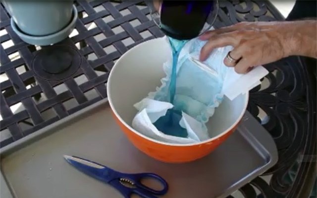 Trồng rau lớn vù vù bằng bỉm trẻ em: Khó tin nhưng có thật