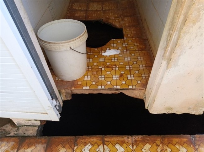 Be trai 5 tuoi bi nut so khi roi xuong ho bon cau o truong hinh anh 1