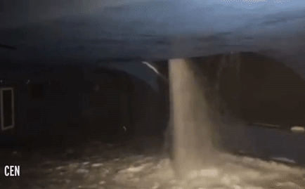 Bể kính chứa 13 con cá mập bất ngờ bị vỡ, nước tràn ngập cả khu dân cư