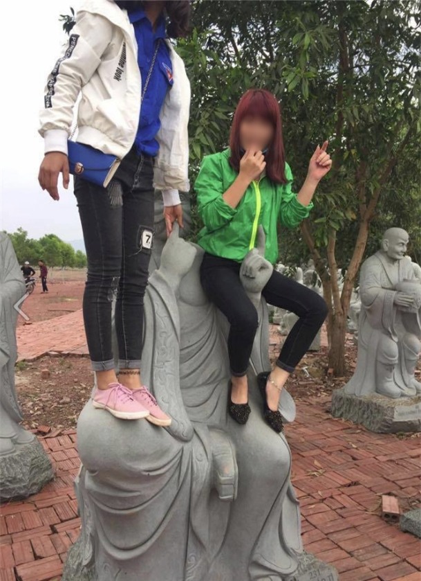 Hai cô gái trẻ ngồi lên tượng phật để tạo dáng chụp ảnh khiến nhiều người phẫn nộ - Ảnh 1.