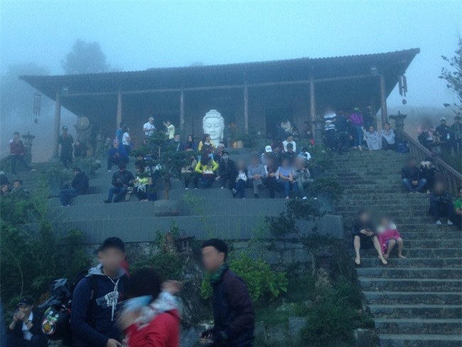 Hai cô gái trẻ ngồi lên tượng phật để tạo dáng chụp ảnh khiến nhiều người phẫn nộ - Ảnh 4.