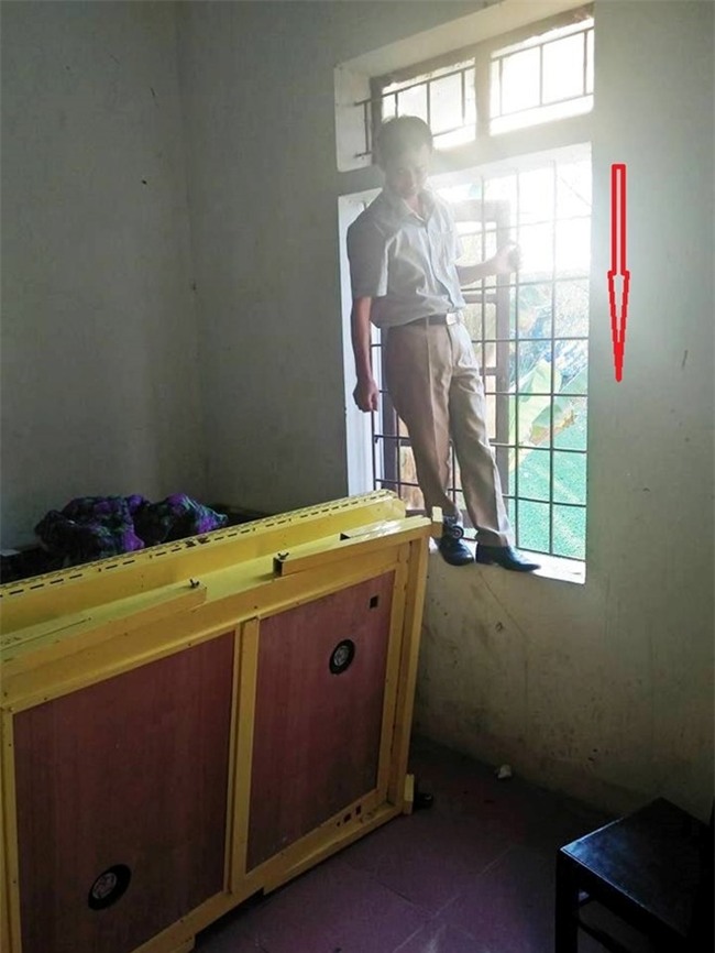 Nguoi dan ong treo co o tru so cong an xa hinh anh 1