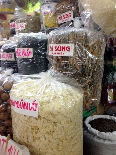 'Siêu' mỳ chính 5 triệu/kg chất đống đầy chợ Đồng Xuân