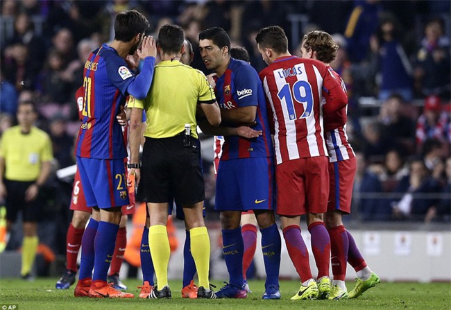 Barca vào chung kết Cúp Nhà vua trong trận đấu có 3 thẻ đỏ - Ảnh 4.