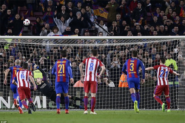 Barca vào chung kết Cúp Nhà vua trong trận đấu có 3 thẻ đỏ - Ảnh 7.