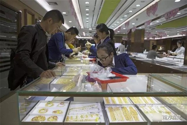 Ngôi làng nhiều vàng bạc châu báu nhất Trung Quốc: Xách túi nilon đựng vàng ròng đi ngoài đường cũng chẳng lo bị cướp - Ảnh 2.