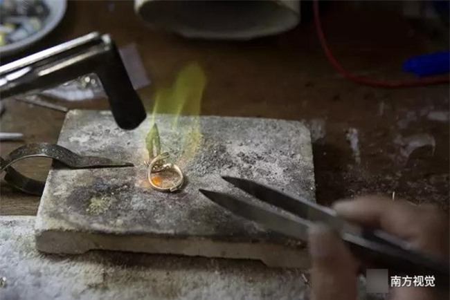 Ngôi làng nhiều vàng bạc châu báu nhất Trung Quốc: Xách túi nilon đựng vàng ròng đi ngoài đường cũng chẳng lo bị cướp - Ảnh 9.