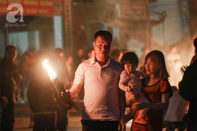 Hà Nội: Hàng trăm người đổ xô đi xin lửa lấy đỏ rồi mang lửa về nhà trong đêm khuya - Ảnh 13.