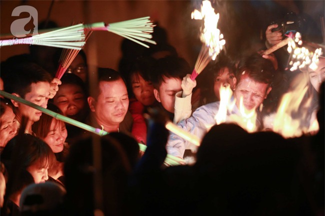 Hà Nội: Hàng trăm người đổ xô đi xin lửa lấy đỏ rồi mang lửa về nhà trong đêm khuya - Ảnh 8.