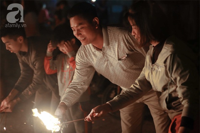 Hà Nội: Hàng trăm người đổ xô đi xin lửa lấy đỏ rồi mang lửa về nhà trong đêm khuya - Ảnh 9.