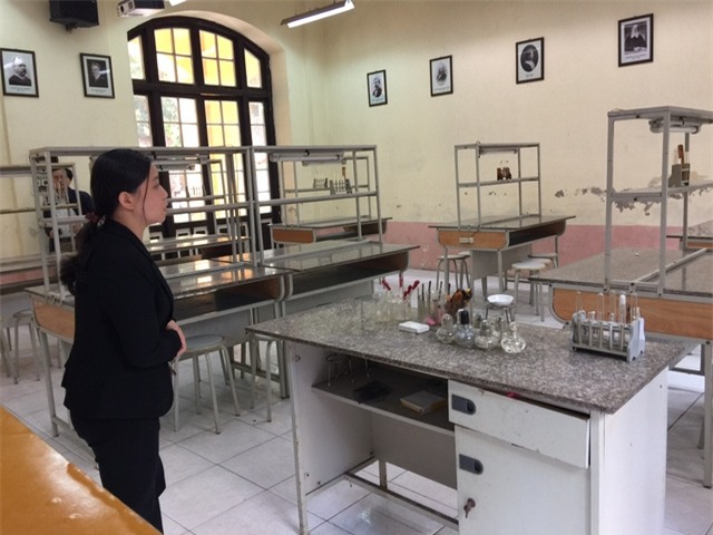Cô Mai Anh trước bàn thực hành Hóa học, nơi xảy ra vụ cháy nổ khiến học sinh bị bỏng (ảnh: Mỹ Hà)