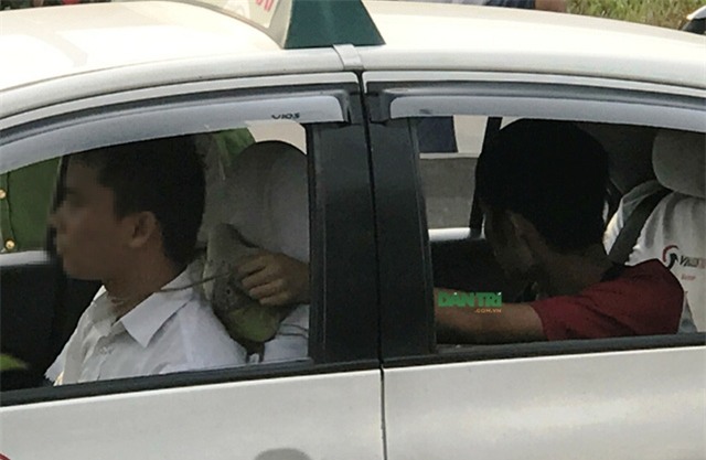 Nghi can Duy thực hiện lại hành vi dùng dây siết cổ tài xế taxi ngay giữa XLHN khi xe đang chạy.