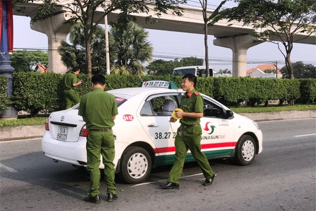 Vụ cướp xảy ra ngay khi tài xế taxi đang điều khiển xe trên XLHN.