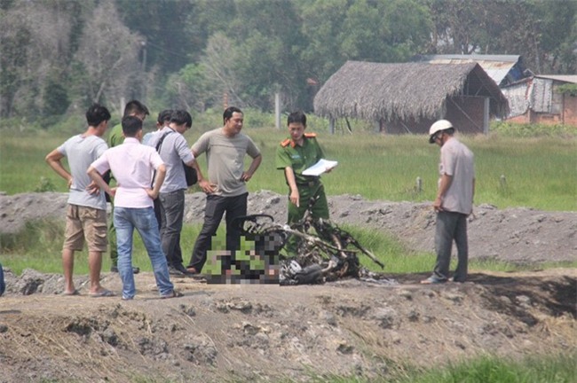 Nguoi dan ong chay den canh xe tay ga o ngoai o Sai Gon hinh anh 1