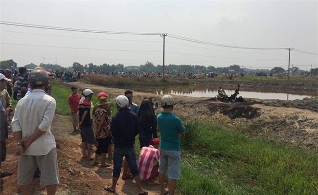 Nguoi dan ong chay den canh xe tay ga o ngoai o Sai Gon hinh anh 2