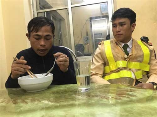 di bo tu yen bai ve hn, nguoi dan ong doi la, ngat ben duong hinh anh 1