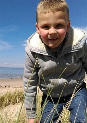 Cậu bé tử vong sau khi bị cha dượng phạt vì tè dầm - Ảnh 2.