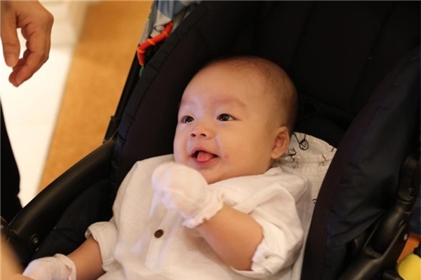 “Gục ngã” trước vẻ kháu khỉnh, đáng yêu của quý tử nhà Dương Cẩm Lynh - Tin sao Viet - Tin tuc sao Viet - Scandal sao Viet - Tin tuc cua Sao - Tin cua Sao