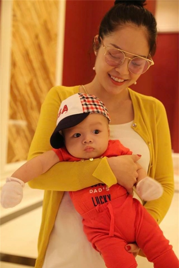 “Gục ngã” trước vẻ kháu khỉnh, đáng yêu của quý tử nhà Dương Cẩm Lynh - Tin sao Viet - Tin tuc sao Viet - Scandal sao Viet - Tin tuc cua Sao - Tin cua Sao