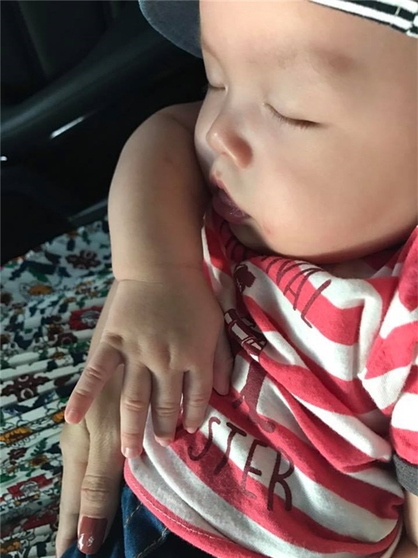 Sau khi sinh con trai, nữ diễn viên Dương Cẩm Lynh nhanh chóng giảm 20kg và lấy lại vóc dáng thon gọn.Côdành nhiều thời gian chăm sóc con trai cùng gia đình. - Tin sao Viet - Tin tuc sao Viet - Scandal sao Viet - Tin tuc cua Sao - Tin cua Sao