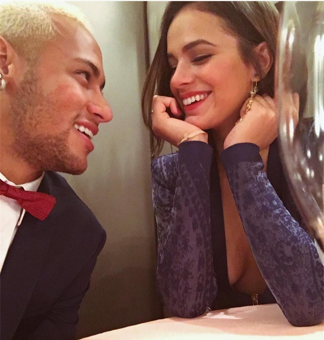 Neymar không ngại bày tỏ tình cảm với bạn gái Bruna ở chốn đông người - Ảnh 3.