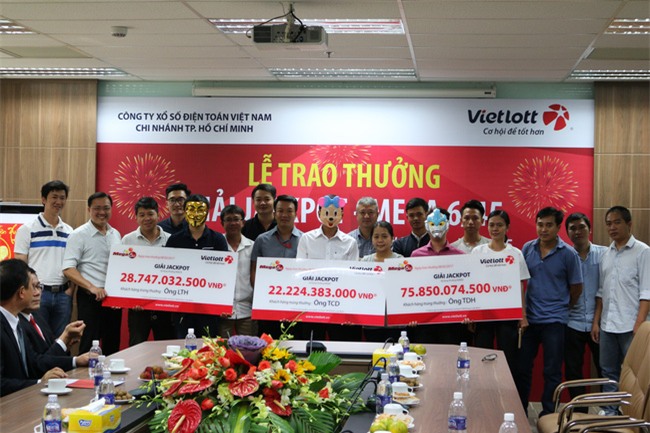 Khách hàng trúng giải độc đắc của Vietlott chờ ngày vía thần tài mới dám so kết quả - Ảnh 1.