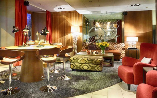 Trang trí phòng khách kiểu này khiến chủ nhà như sống trong hộp đêm