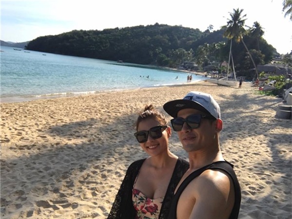 “Đầu năm hớn ha hớn hở đi du hí tắm biển hehe! Tung tăng cho đã rùi về bắt đầu 1 năm hào hứng cày cuốc thôi! Mong là năm mới lúc nào cũng hớn hở vui vẻ, tiền vô ào ào như nước biển luôn nha”- Thúy Diễm dí dỏm viết trên trang cá nhân. - Tin sao Viet - Tin tuc sao Viet - Scandal sao Viet - Tin tuc cua Sao - Tin cua Sao