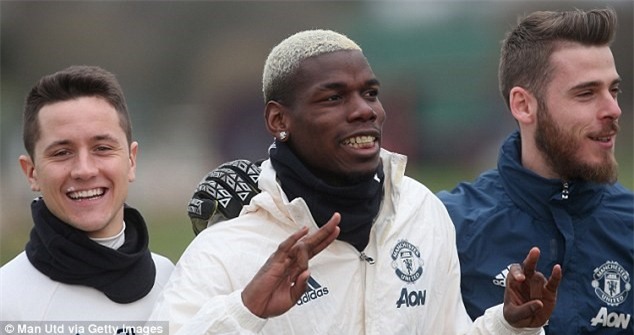 Hoc Ronaldinho, Pogba 'dong dao keo' de chinh sua ham rang hinh anh 1