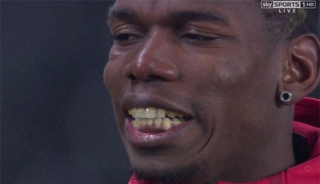 Hoc Ronaldinho, Pogba 'dong dao keo' de chinh sua ham rang hinh anh 4