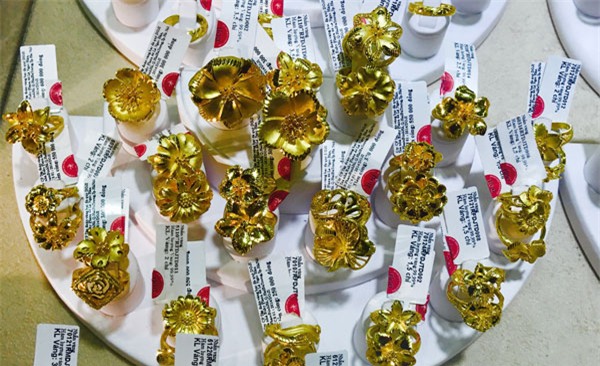 Giá vàng hôm nay 9/2: Tăng dữ dội, đổ dồn mua vàng phòng rủi ro