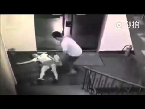 Nam thiếu niên 14 tuổi đuổi theo cô gái 16 tuổi mang váy rồi hiếp dâm ngay cửa thang máy - Ảnh 2.