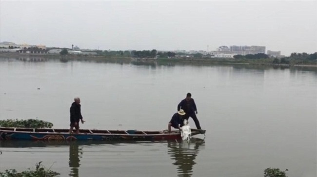Trung Quốc: Bức tượng Quan Thế Âm Bồ Tát bí ẩn đột ngột nổi lên giữa dòng sông - Ảnh 4.